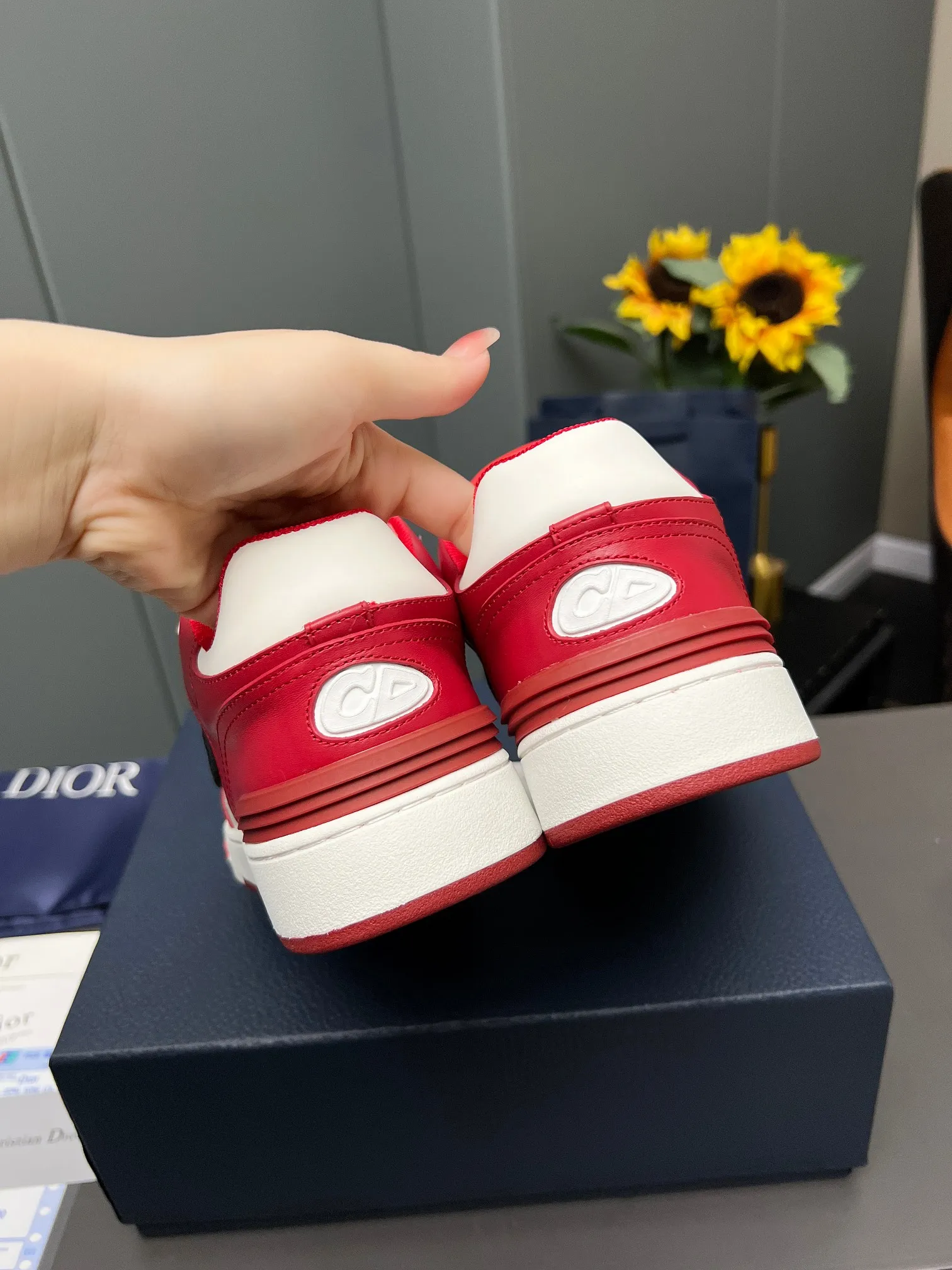 Men's Men's Shoes 💰600 Dior DiorB57 top version of low-top sneakers! ! ! Navy blue with beige smooth first-layer cowhide, fully oiled edges, T men's shoes 💰U outsole.  The 2024 autumn men's wear series has made a wonderful debut, a new classic item launched by Dior. Crafted from smooth first-grain cow leather in navy blue and beige, it's accented by a large leather heat-stamped CD logo on the sides. The distinctive laces of the same color match the color of the shoe body, and the opening and closing are decorated with various classic details on the tongue, sole and back side to enhance the style. The eyelet details, upper stitching and heel strip panels of the same color highlight the dynamic charm of its sports style. Exclusive two-color molded T men's shoes 💰U outsole is light, comfortable, non-slip and wear-resistant, the mesh lining and feet are customized with original colors, soft and breathable. Exquisite production technology highlights the grade, and can be matched with all kinds of clothing to create a refined look.